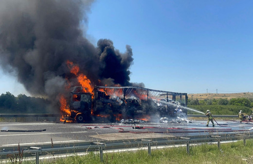 Ankara'da seyir halindeki kumaş yüklü tır yandı!