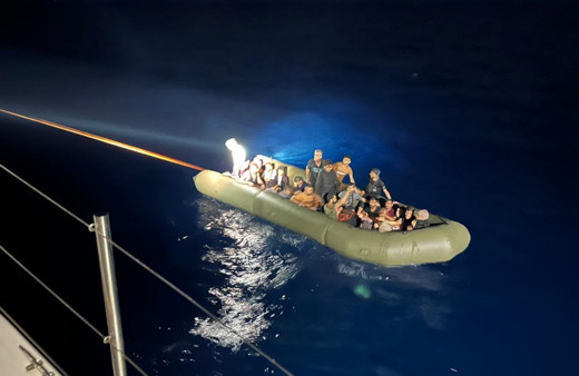 İzmir açıklarında geri itilen 26 düzensiz göçmen kurtarıldı