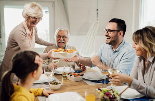Aileyle yenilen yemekler Alzheimer'dan koruyor!