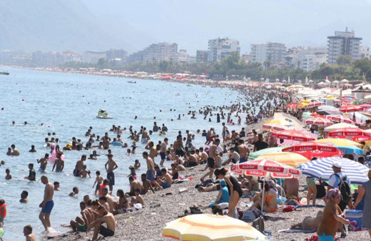 Antalya 44 derecede kavruldu! Sıcaktan bunalan kendini denize attı!