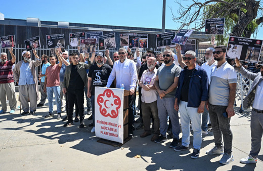 İstanbul'da Artİstanbul Feshane önünde sergi protestosu!