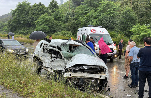 Giresun'da otomobil ile minibüs çarpıştı: 1 kişi öldü, 10 kişi yaralandı!