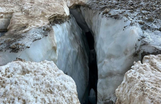 Hakkari Cilo'da buzul kırıldı, 4 kişi oluşan çukura düştü!