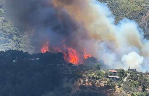 Hatay’da büyük orman yangını! Orman yangını evlere sıçradı, bahçeyi temizlerken ormanı yaktı