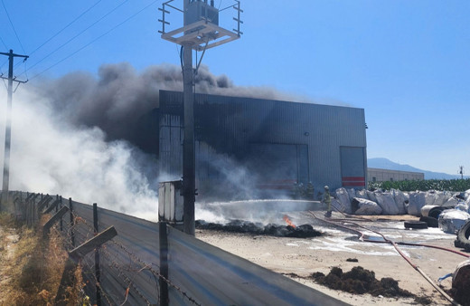 İzmir'de geri dönüşüm tesisinde çıkan yangın söndürüldü