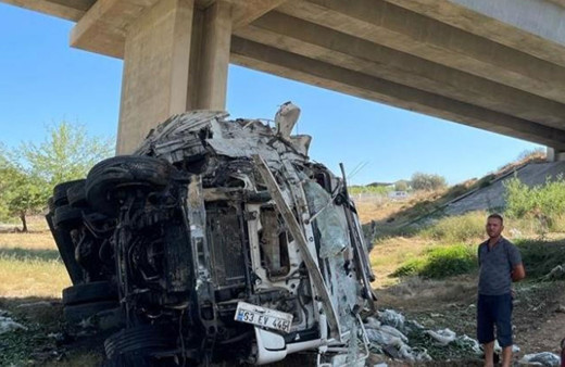 Lastiği patlayan kamyon viyadükten uçtu: 3 yaralı!