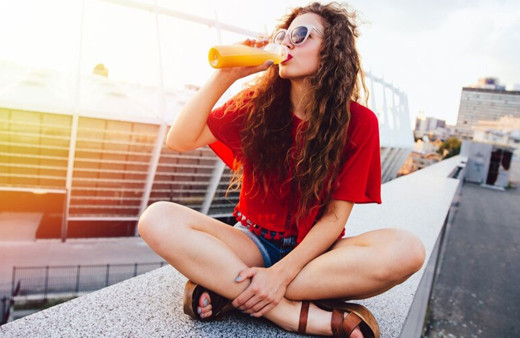 Sıcak havalarda susuzluğunuzu gazlı içeceklerle gidermeyin!