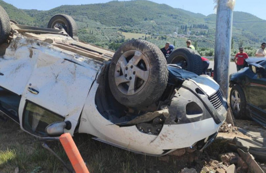 Bursa'da otomobiller kafa kafaya çarpıştı: 1 ölü 4 yaralı