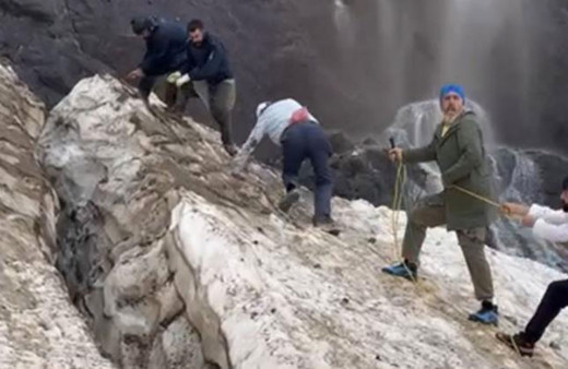 Hakkari'de Cilo Dağı buzulları kırıldı dağcılar dev yarıkların içine düştü 2 kişi kurtarıldı iki ise...