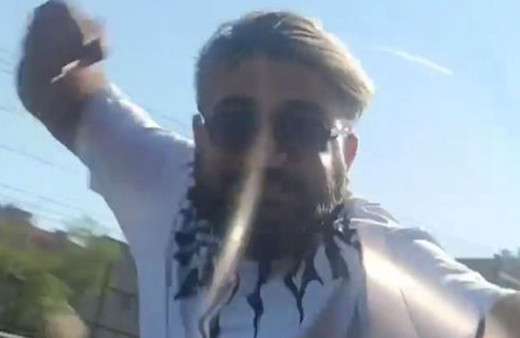 Trafikte yol kesen şahıs, hamile kadının bulunduğu arabayı yumrukladı dehşet anlarını araba içinde içinde kayda aldı