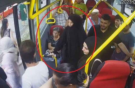 Otobüsteki tesettürlü kıza hakaret eden kadına yolculardan tokat gibi cevap