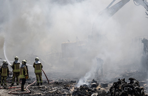 Ankara'da yatak fabrikasında yangın! Her yeri duman kapladı göz gözü görmüyor