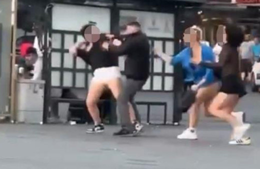 3 trans şahıs, 1 kişiyi tekme tokat dövdü! Taksim'de yaşanan o kavgayı vatandaşlar gülerek izledi