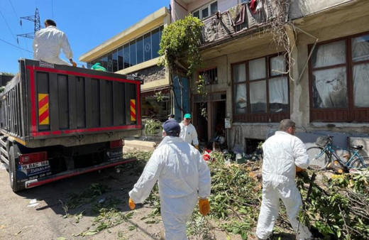 Mahalleli dayanamayıp ihbar etti, evdeki manzara şoke etti! Ekipler '3 gün sürer' diyor