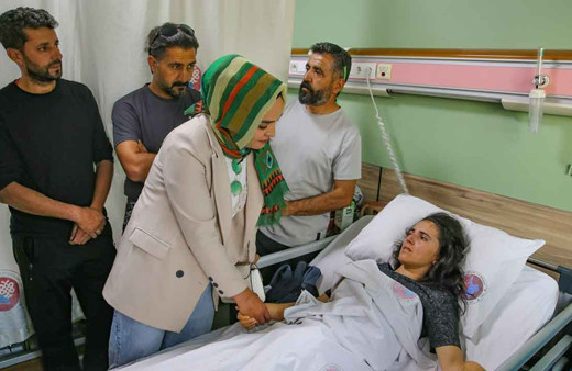 Buzul çatlağından yaralı çıkarılan çift, kendilerini kurtaran dağcılarla hastanede buluştu!