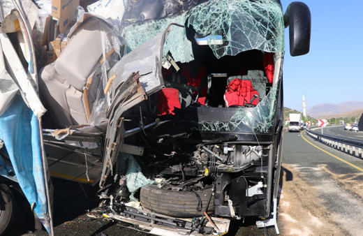 Elazığ'da otobüs ile tırın çarpıştı: 1 kişi öldü, 34 kişi yaralandı!