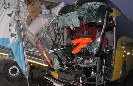 Elazığ'da feci kaza! Yolcu otobüsü ile tır çarpıştı: Ölü ve yaralılar var