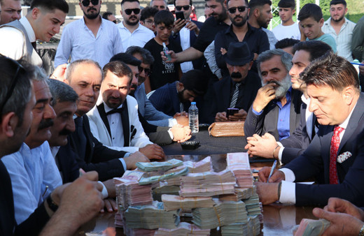 Düğünde takılan paraları 15 kişi saydı 110 küçükbaş hayvan kesildi