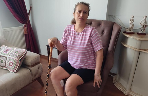 Kadına yavaş yavaş yaklaştı, tek ısırıkta bacağını parçaladı! 'Sevdirmeye geliyor sandım'