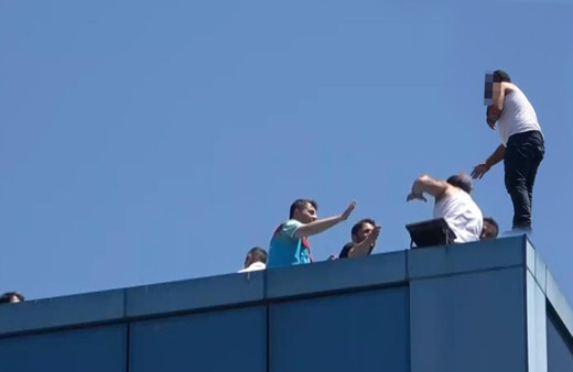 Kaymakamlıkta intihar girişimi: Polis, ölümün kıyısından böyle çekip aldı! Meraklı gözlerle izlediler...