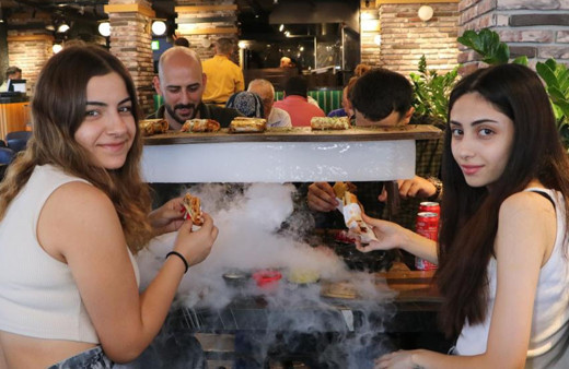 Adanalılar sıcaktan ne yapacağını şaşırdı, dönercide buzlu servis başladı