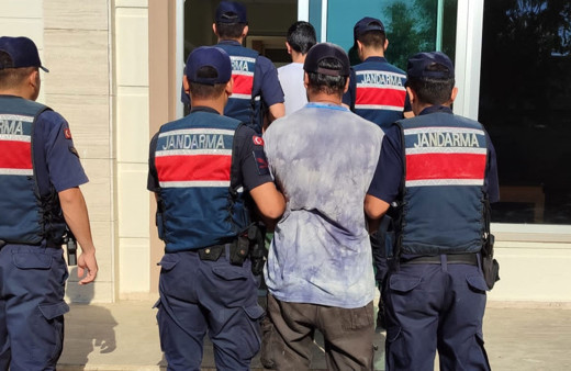 Antalya'da jandarma 2 hükümlüyü yakaladı