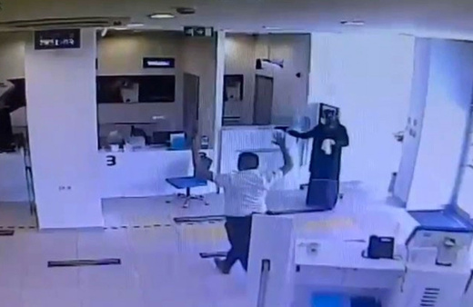 Annesinin kıyafetleriyle kadın kılığına girip banka soydu o anlar görüntülendi