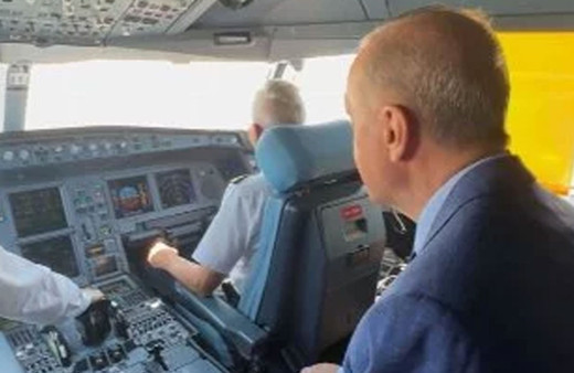 Cumhurbaşkanı Erdoğan, yenilenen Ercan Havalimanı'na inişi uçağın kokpitinden izledi