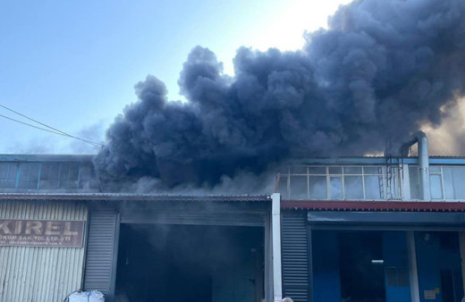 Geri dönüşüm tesisinde korkutan yangın! Siyah duman şehri kapladı...