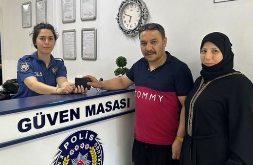 Suriyeli kadın yolda bulduğu cüzdanı içindeki bin 920 dolarla birlikte emniyete götürdü