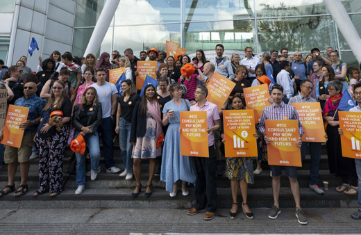 İngiltere’de uzman doktorlar 48 saatlik greve gitti!