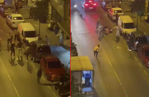 Kavga sırasında döner bıçaklı şahsa motosiklet çarptı! Moto kuryeye saldırdılar, o anlar kamerada