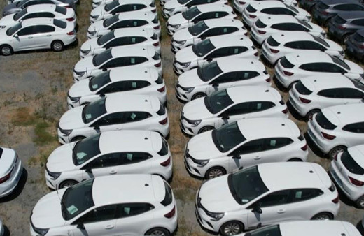 Pes dedirten manzaralar: Stok araçlar böyle görüntülendi! Bekçi dronu fark edince...