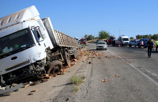 Muğla'da tuğla yüklü tırla çarpışan otomobildeki 2 kişi öldü!