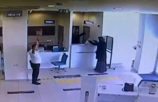 Film gibi soygun kamerada: Annesinin kıyafetleriyle kadın kılığına girip banka soydu!