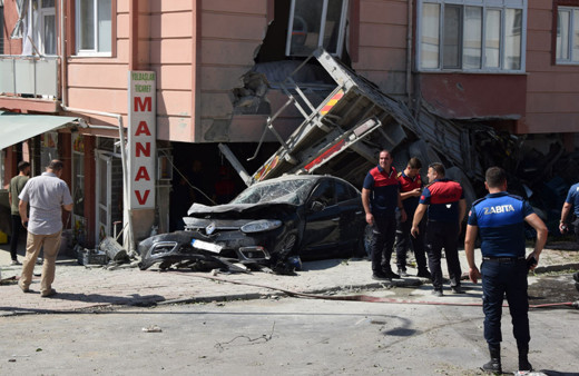 Bilecik'te freni arızalanan kamyon 3 araç ve apartmana çarptı!