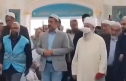 Menzil'de yeni şeyhi böyle karşıladılar! Caminin içinde çok ilginç sesler
