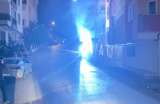 Elektrik panosu patladı, çıkan kıvılcımlar sokağı böyle aydınlattı
