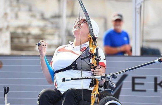 Milli para okçu Merve Nur Eroğlu, Dünya Şampiyonası'nda altın madalya kazandı!