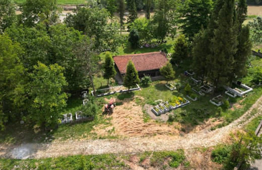 Mezarlık içinde unutulan tarih, koruma altına alınacağı günü bekliyor