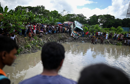 Otobüs gölete düştü! En az 17 kişi hayatını kaybetti!