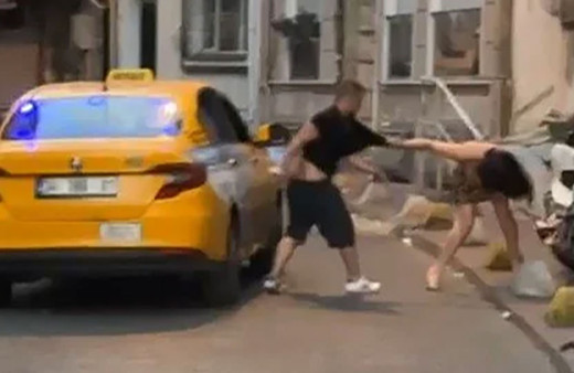 İstanbul'un göbeğinde taksici dehşeti! Fazla para vermeyen kadını evire çevire dövdü