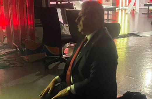 Tevfik Göksu CNN Türk stüdyosunda namaz kıldı! İsmail Saymaz dalga geçti