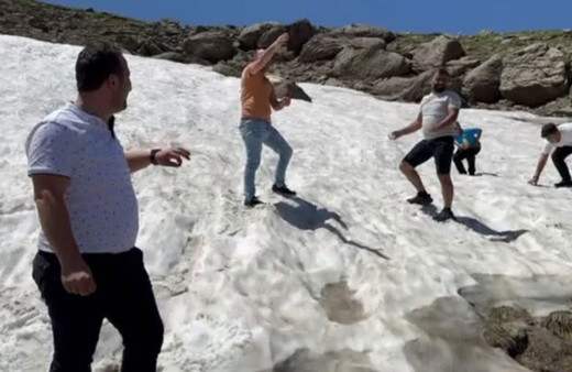 Artvin'de yaylaya çıkan vatandaşlar yazın kar topu oynadı!