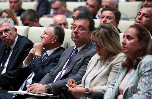 Ekrem İmamoğlu ayağa kalkıp laf attı CHP'li belediye başkanı 'İBB Başkanlığına adayım' dedi