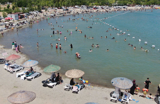 Ege ya da Akdeniz plajları değil! Elazığ'daki Hazar Gölü!