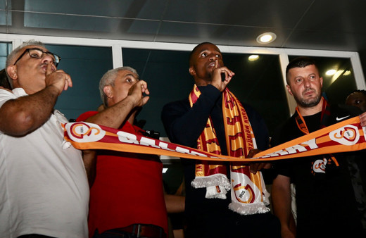 Galatasaray'ın yeni transferi Wilfried Zaha İstanbul'a geldi! Taraftarlara üçlü çektirdi...