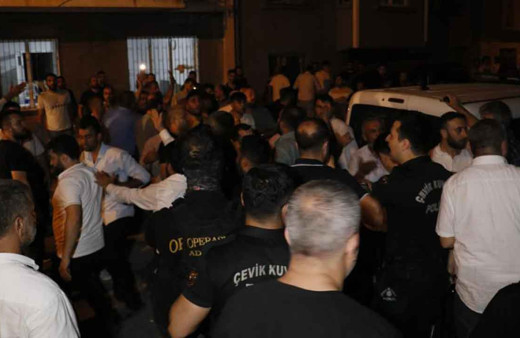 Adana'da sıcak dakikalar! HÜDA PAR’ın il sekterini öldüren ve il başkanını yaralayan kişinin evine saldırı