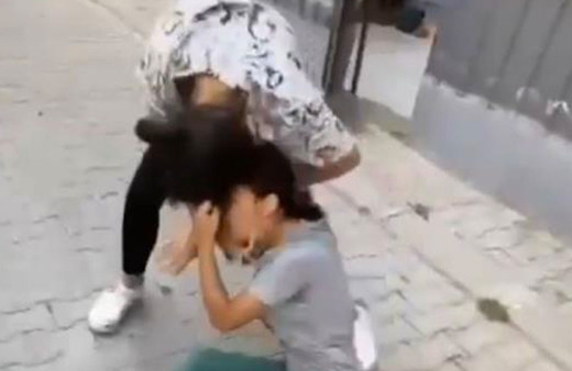 İzmir’de kızlar saç saça baş başa kavga etti yanındakiler gülerek kayda aldı