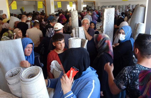 Kucaklayan bir daha bırakmadı! Birbirleriyle yarıştılar, ucuz halı satışında izdiham yaşandı